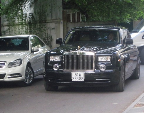 Trước đây chiếc xe này đã từng xuất hiện tại Hà Nội và chiếc Bentley của bầu Kiên cũng nhiều lần bị bắt gặp dạo quanh phố phường Hà Nội.
